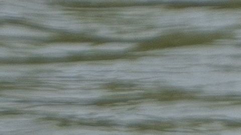 Trabajadores afilan las cuchillas en la barrera flotante de boyas en el río Grande.