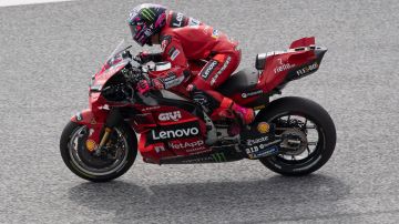 El piloto de Ducati sufrió una fractura no desplazada en su tobillo y fue operado con éxito en España