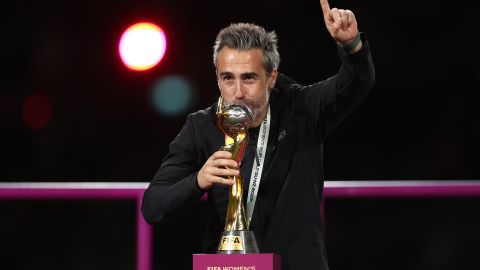 Jorge Vilda besa la Copa del Mundo femenina de la FIFA.