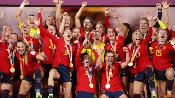 Jugadoras de España celebran su campeonato del mundo.