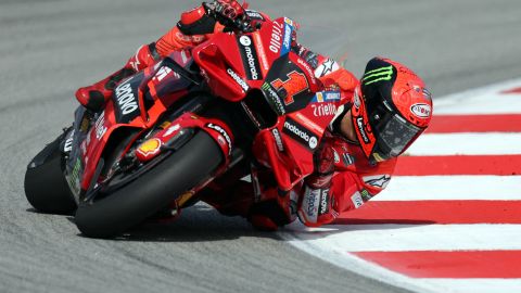 El actual campeón de la motoGP sufrió uno de los accidentes más fuerte de la temporada, pero tras exámenes médicos se observó que no tuvo ningún tipo de fractura