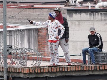 Presos en el techo de la prisión de Turi, donde decenas de guardias fueron secuestrados en un motín.