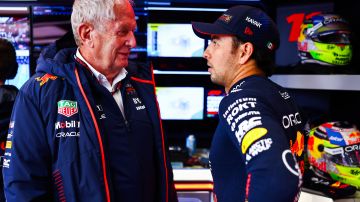 Helmut Marko (i), máximo asesor de Red Bull Racing, y el mexicano Sergio 'Checo' Pérez (d).