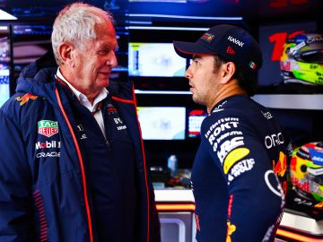 Helmut Marko (i), máximo asesor de Red Bull Racing, y el mexicano Sergio 'Checo' Pérez (d).