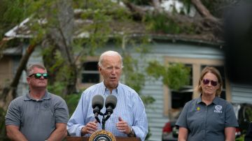 Biden visitó áreas afectadas por el huracán en Florida y aseguró: "Estamos aquí para ayudar".