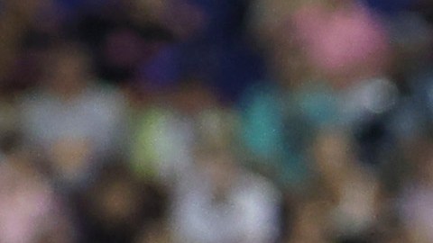 Facundo Farías disputa el balón con un jugador del New York Red Bull.