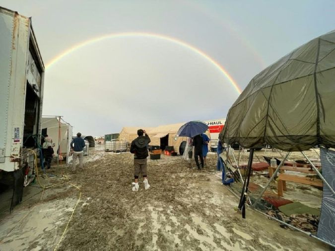 Confirman una muerte en el festival Burning Man luego de que miles de personas quedaran atrapadas por las lluvias en Nevada