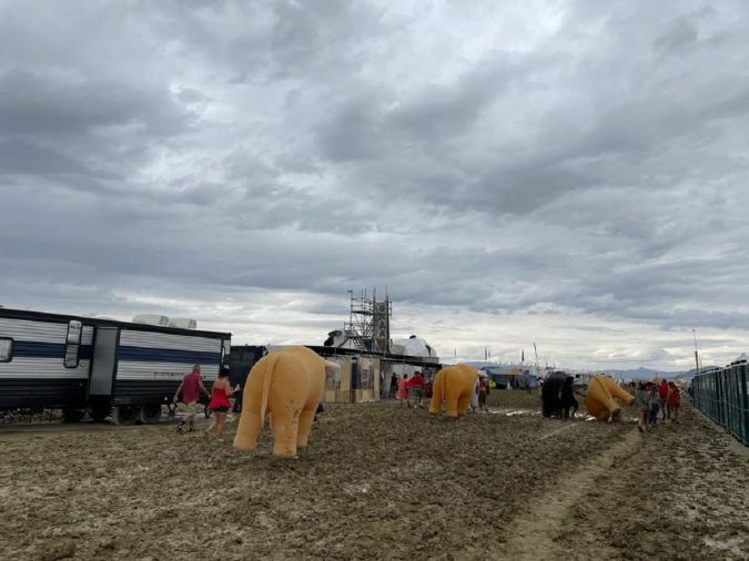 Confirman una muerte en el festival Burning Man luego de que miles de personas quedaran atrapadas por las lluvias en Nevada