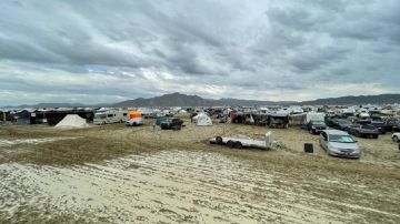 Confirman una muerte en el festival Burning Man luego de que miles de personas quedaran atrapadas por las lluvias en Nevada