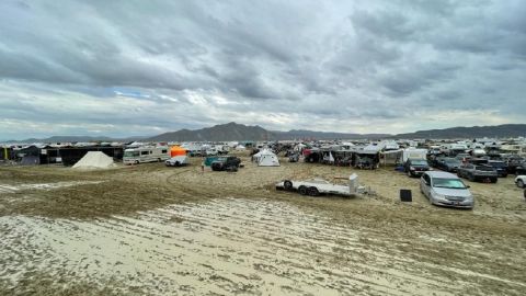 Confirman una muerte en el festival Burning Man luego de que miles de personas quedaran atrapadas por las lluvias en Nevada