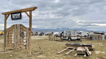 Asistentes al festival Burning Man podrán abandonar el desierto tras varios días atrapados por las lluvias torrenciales en Nevada