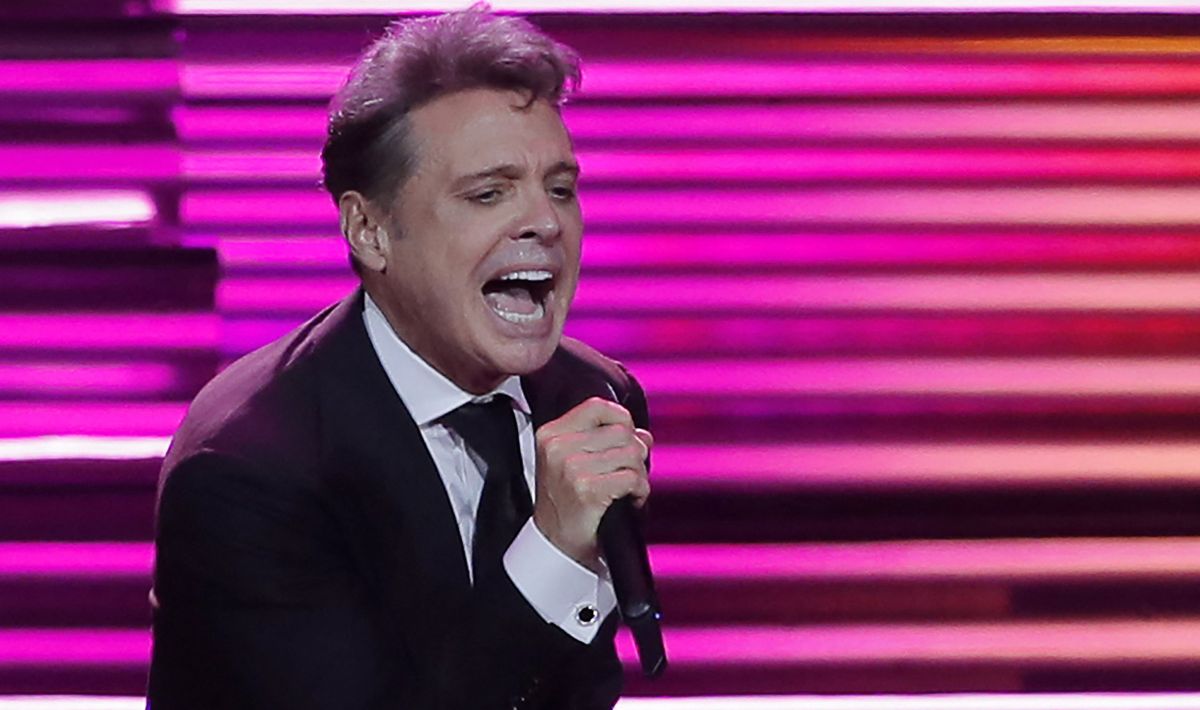 Luis Miguel llora en su último concierto en Chile | JAVIER TORRES/AFP via Getty Images
