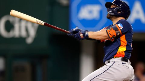 En la jornada de ayer José Altuve tuvo una jornada sensacional al despachar 3 vuelacercas contra los Texas Rangers y guió a su equipo a la victoria