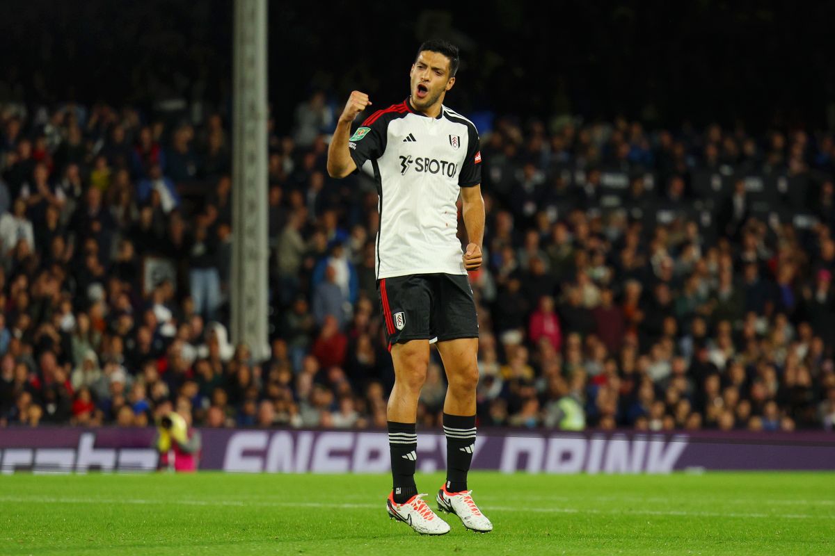 Raúl JIménez celebra un gol en la tanda de penales de la EFL Cup contra Tottenham. Foto: Andrew Redington / Getty Images.