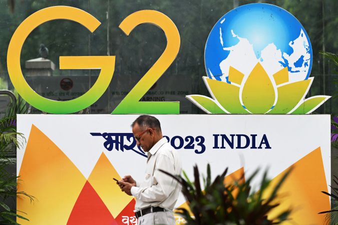 Un anuncio con el logo de la cumbre del G20 en una calle de Nueva Delhi, India, el 6 de septiembre de 2023.