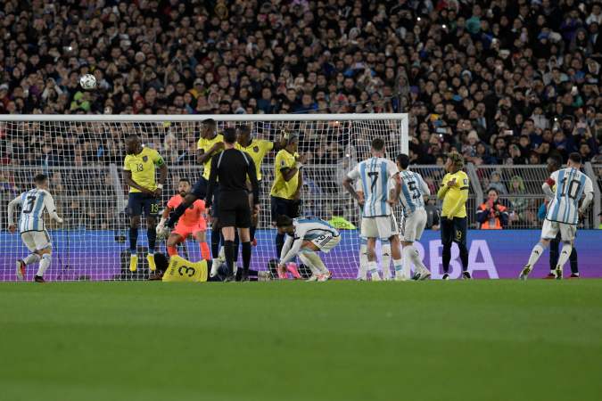 Momento exacto del gol de Messi a Ecuador. Foto: JUAN MABROMATA/AFP via Getty Images.
