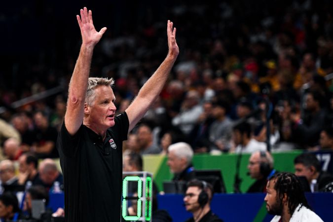 Steve Kerr reacciona durante el partido de semifinales de la Copa Mundial de Baloncesto FIBA entre Estados Unidos y Alemania en Manila. Foto: SHERWIN VARDELEON/AFP vía Getty Images.