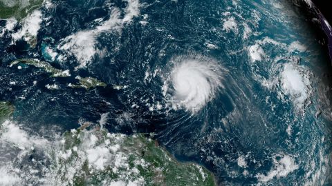 Huracán Lee ahora es categoría 2, pero advierten de corrientes peligrosas a lo largo de la costa este