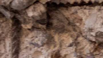 Un funcionario en labores de rescate tras el fuerte sismo sentido en Marruecos.