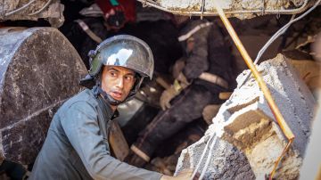 Un funcionario en labores de rescate tras el fuerte sismo sentido en Marruecos.