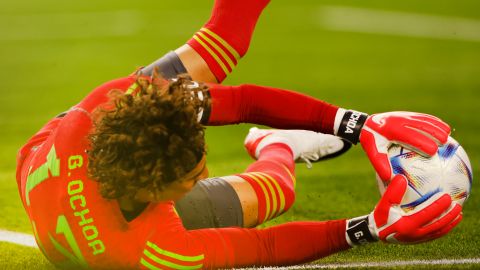 Guillermo Ochoa con los colores del seleccionado mexicano.