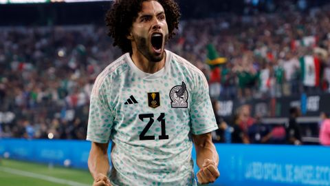 César huerta celebra su gol en su debut con el Tri.