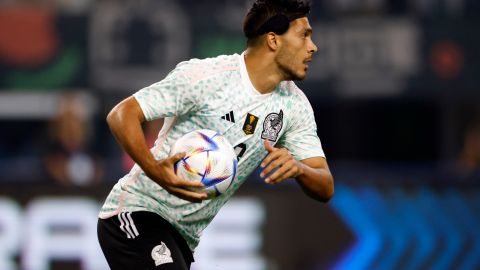 Raúl Jiménez anotó gol en su partido 100 con la selección de México.