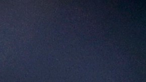 Alexis Vega supera a un defensor en el partido amistoso contra Australia.