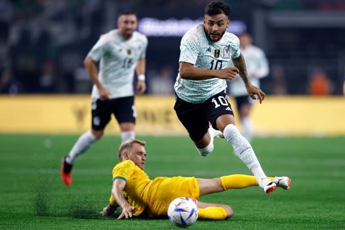 Jugada de Alexis Vega ante Australia con Héctor Herrera de fondo. Foto: Ron Jenkins/Getty Images.