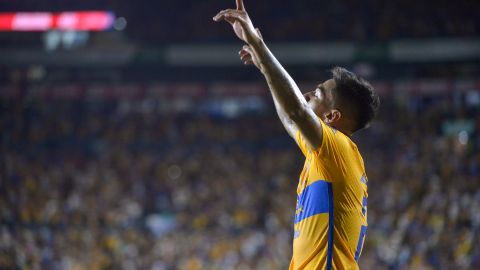 Raymundo Fulgencio de Tigres celebra uno de sus goles contra Querétaro.