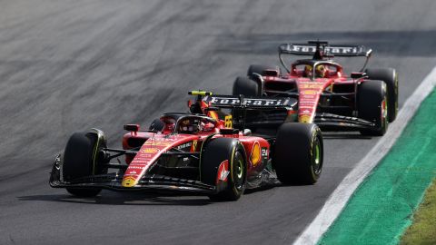 Carlos Sainz a bordo de su monoplaza en el GP de Italia, seguido por Charles Leclerc.