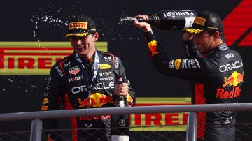 Max Verstappen y Sergio 'Checo' Pérez celebrando podio en el GP de Italia.
