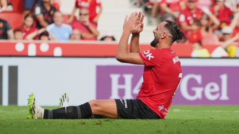 Vedat Muriqi reclama al árbitro durante el partido del Mallorca contra el Athletic Club.