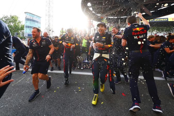 Max Verstappen y Sergio Pérez celebran con el equipo Red Bull Racing después del Gran Premio de F1 de Italia en el Autódromo Nazionale Monza. Foto: Mark Thompson/Getty Images.