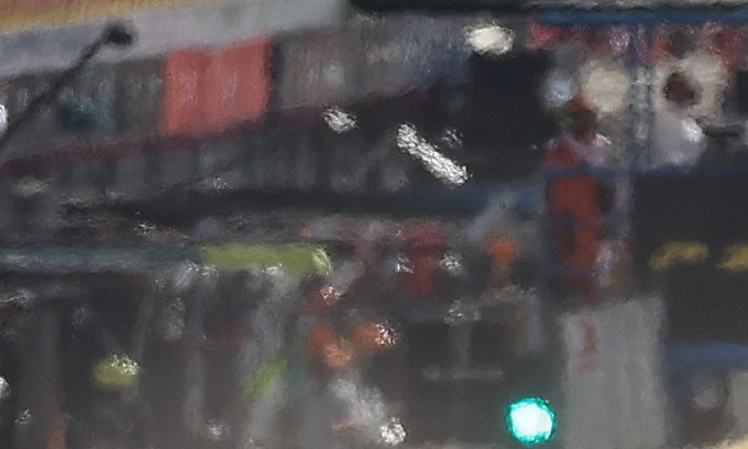 Carlos Sainz de España conduciendo (55) el Ferrari SF-23 y Max Verstappen de Holanda conduciendo el (1) Oracle Red Bull Racing RB19 lideran el campo en la curva uno al inicio del Gran Premio de F1 de Italia en el Autodromo Nazionale Monza el 3 de septiembre de 2023 en Monza, Italia. Foto: Ryan Pierse/Getty Images. 