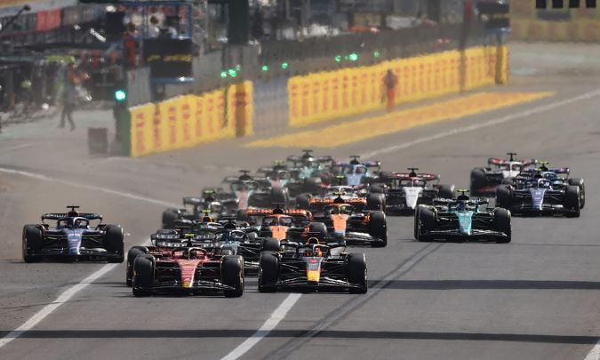 Carlos Sainz de España conduciendo (55) el Ferrari SF-23 y Max Verstappen de Holanda conduciendo el (1) Oracle Red Bull Racing RB19 lideran el campo en la curva uno al inicio del Gran Premio de F1 de Italia en el Autodromo Nazionale Monza el 3 de septiembre de 2023 en Monza, Italia. Foto: Ryan Pierse/Getty Images.