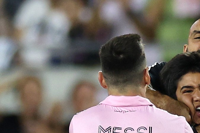 Aficionados invaden constantemente el engramado para abrazar al argentino.  Harry How-Getty Images.