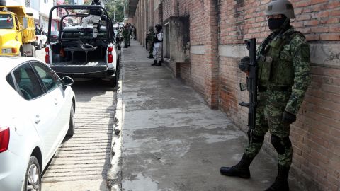 Hallan seis cadáveres y a un joven vivo tras secuestro de siete adolescentes en México