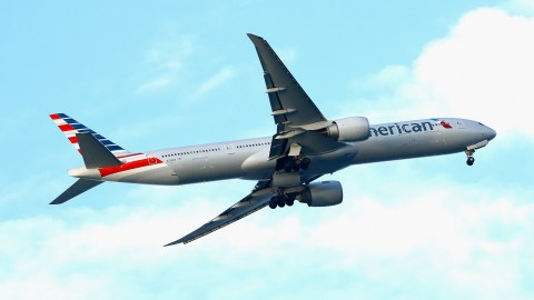 Niña encuentra iPhone oculto en asiento del inodoro para intentar grabarla en vuelo de American Airlines
