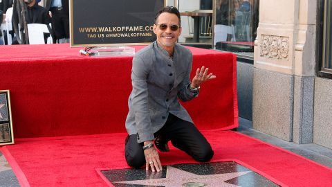 Marc Anthony recibiendo su estrella en el Paseo de la Fama.