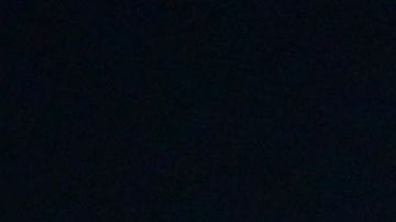 Las rayas trazadas por un cohete Firefly Aerospace Alpha iluminan el cielo nocturno en el sur de California.