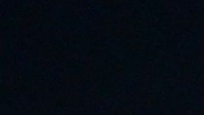 Las rayas trazadas por un cohete Firefly Aerospace Alpha iluminan el cielo nocturno en el sur de California.