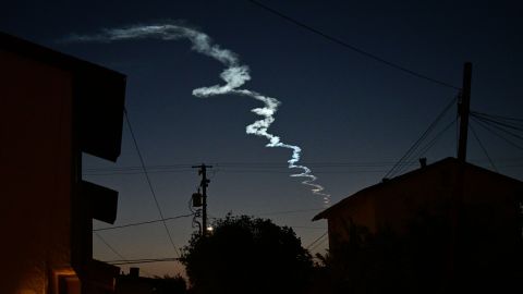 Las rayas trazadas por un cohete Firefly Aerospace Alpha iluminan el cielo nocturno en el sur de California.