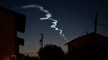 Las rayas trazadas por un cohete Firefly Aerospace Alpha iluminan el cielo nocturno en el sur de California.