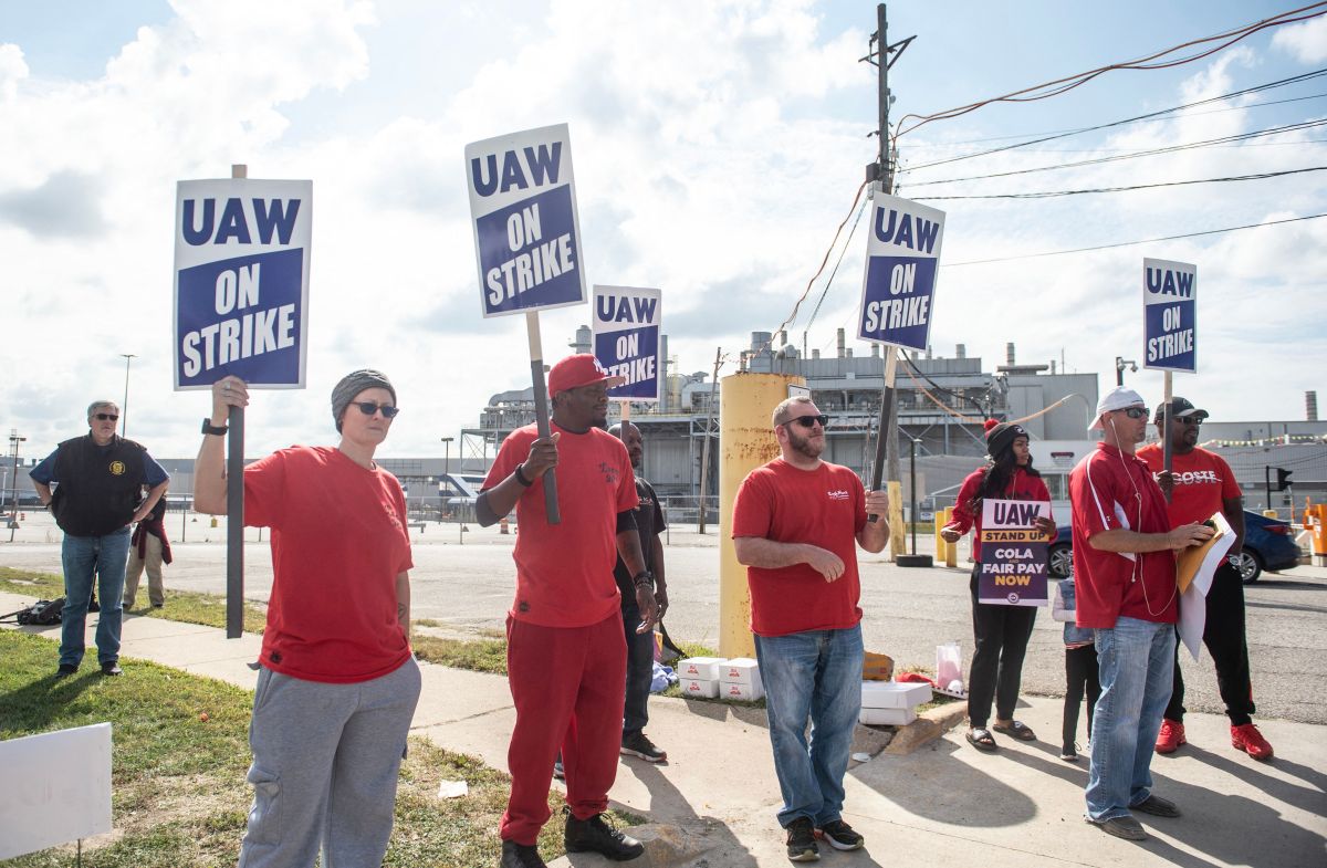 Biden expresó su respeto a la huelga del United Auto Workers tras el fracaso de las conversaciones