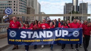 Miembros del sindicato United Auto Workers (UAW) marchan en el primer día de la huelga en Detroit, Michigan.