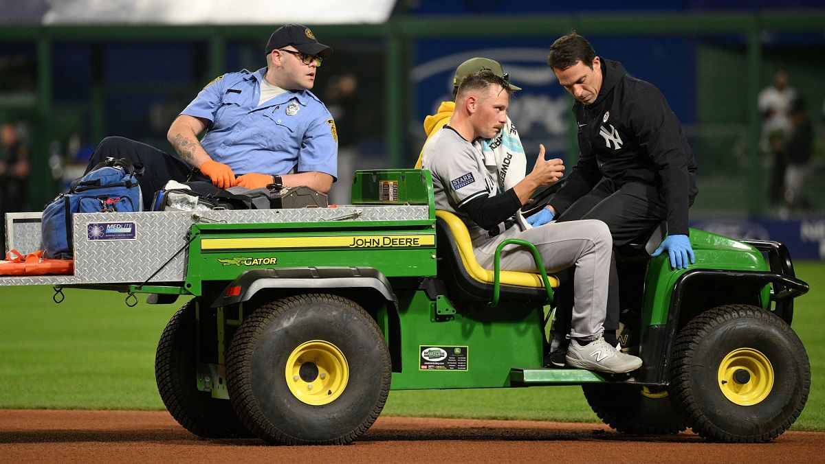 Yankees pitcher suffers a terrible hit to the head by a ball and is left on a stretcher (Video)