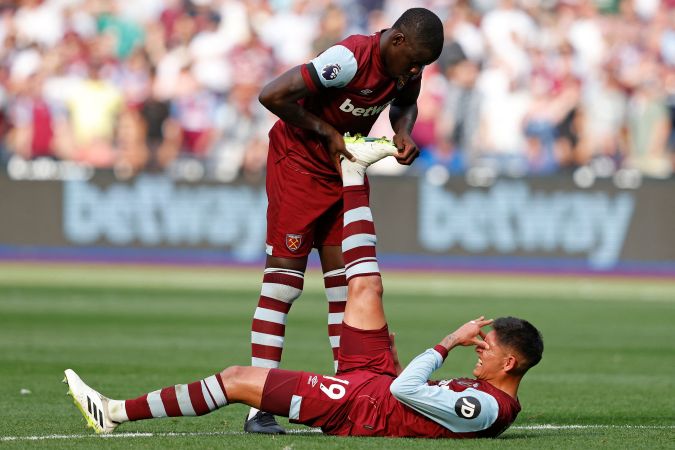 Edson Álvarez cae lesionado en West Ham. Foto: IAN KINGTON/IKIMAGES/AFP vía Getty Images.