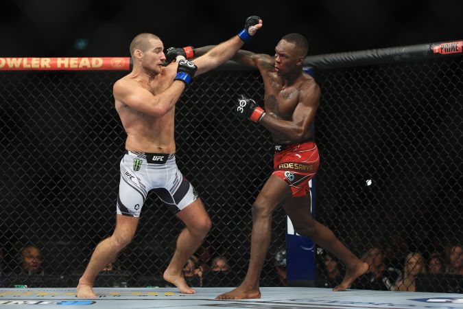 Sean Strickland de Estados Unidos intercambia golpes con Israel Adesanya de Nigeria durante el evento UFC 293. Foto: Mark Evans/Getty Images.