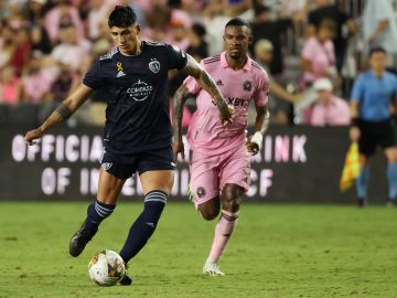 Alan Pulido con los colores del Kansas City enfrentando al Inter Miami.